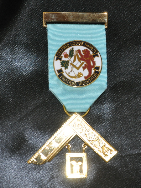 Craft Past Masters Breast Jewel (iii) - with Bespoke Crest on Ribbon - Click Image to Close